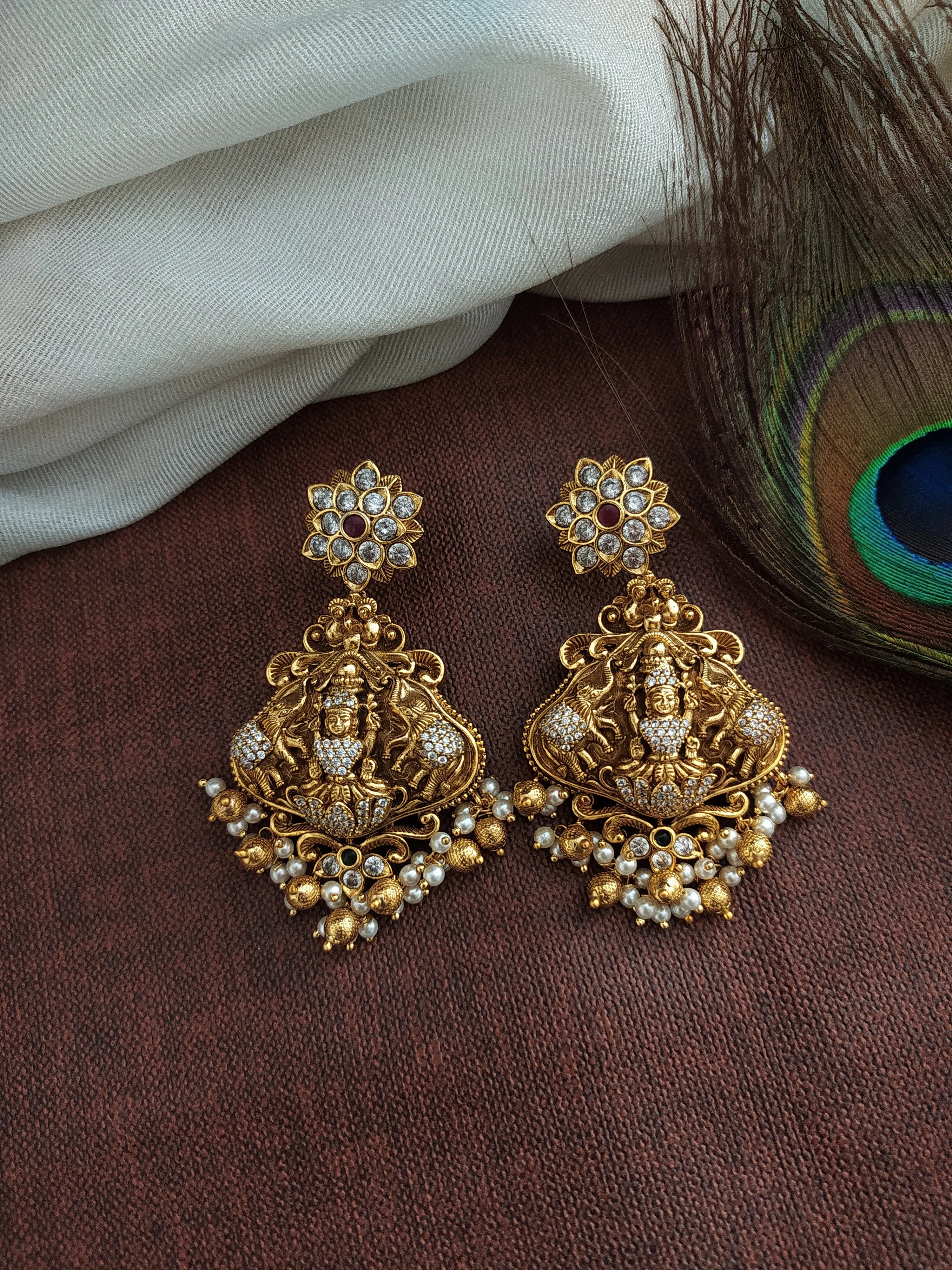 Bewitching Beauty With Alluring Kemp Stones Antique Nagas Hasli Set