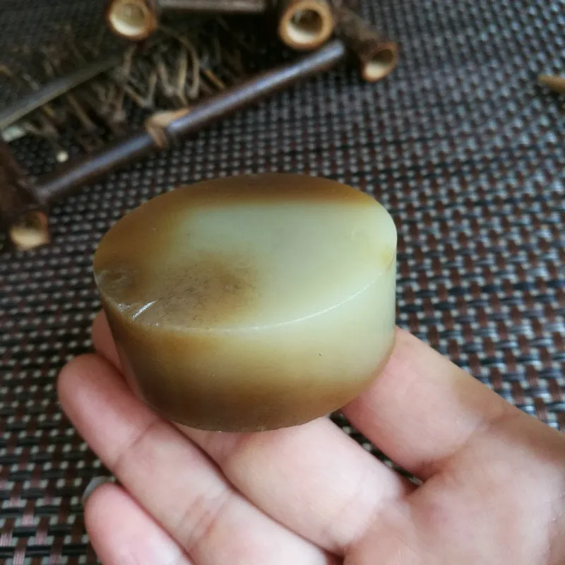 Natural Kunlun Jade Rough Nephrite Raw (128g, 5.2X2.1cm)