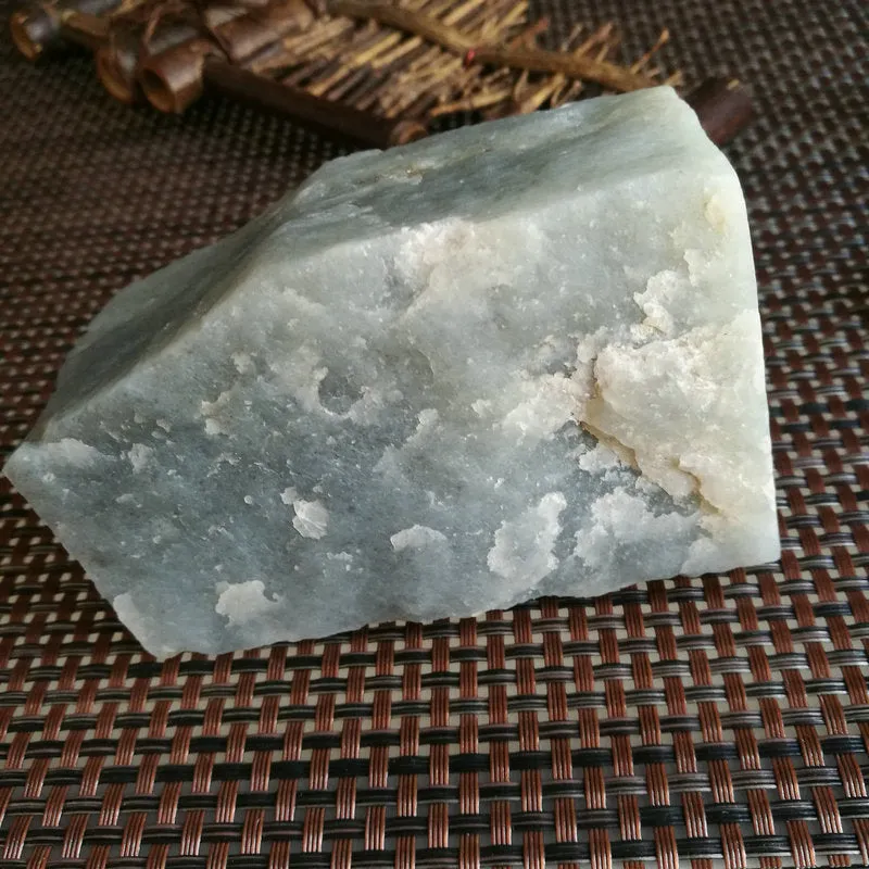 Natural Kunlun Jade Rough Nephrite Raw (623g, 9X6X4cm)