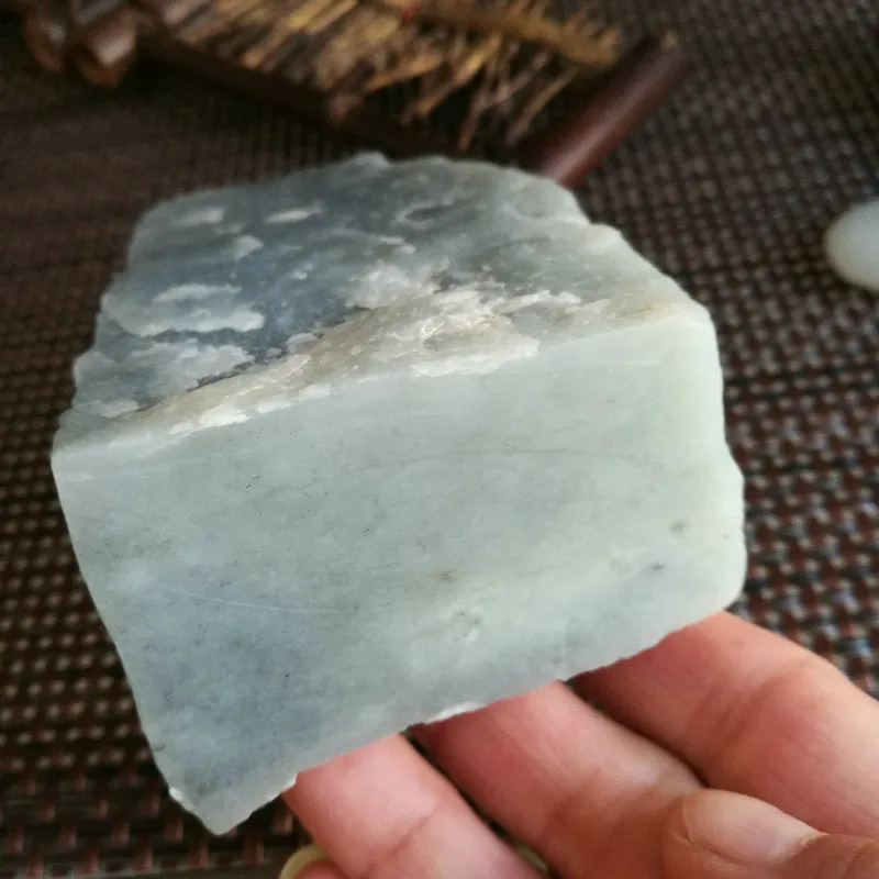 Natural Kunlun Jade Rough Nephrite Raw (623g, 9X6X4cm)