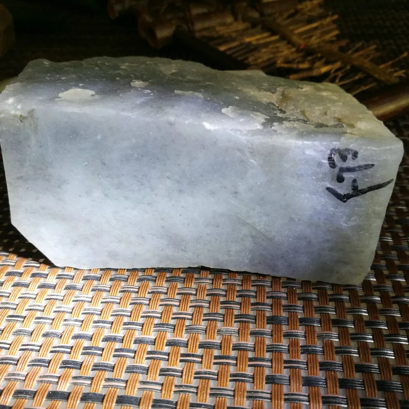 Natural Kunlun Jade Rough Nephrite Raw (623g, 9X6X4cm)