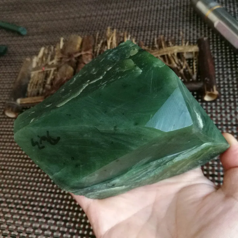 Natural Kunlun Jade Rough Nephrite Raw (756g, 8X7X4cm)